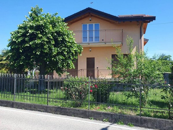 casa indipendente in affitto a Ternate