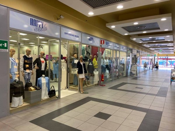 locale commerciale in affitto a Tradate in zona Abbiate Guazzone