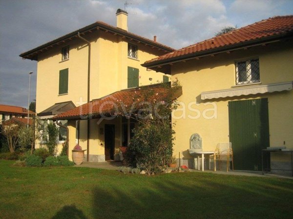 casa indipendente in affitto a Travedona-Monate