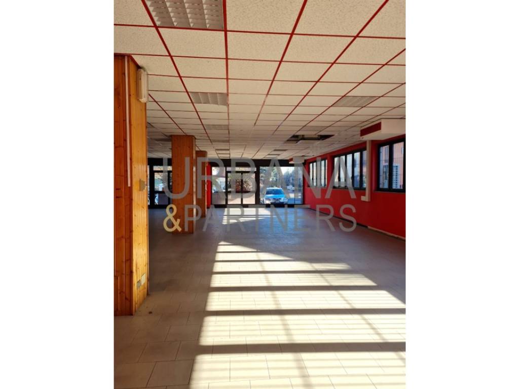 negozio in affitto a Varese in zona Giubiano
