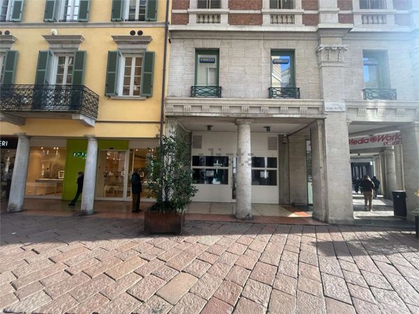 negozio in affitto a Varese in zona Centro Città
