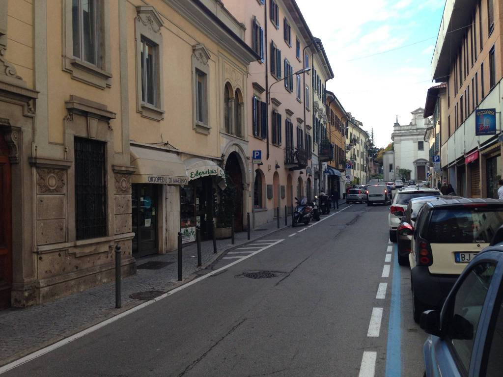 negozio in affitto a Varese in zona Biumo