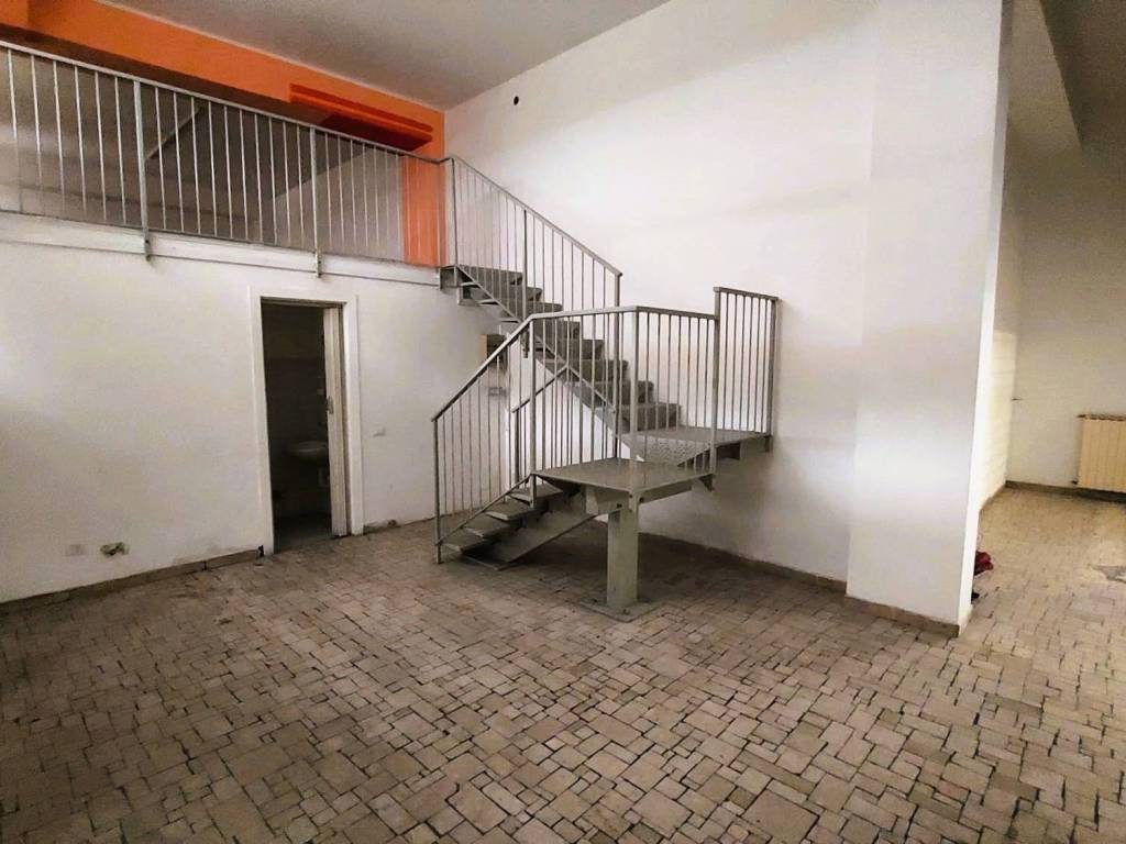 negozio in affitto a Varese in zona Biumo