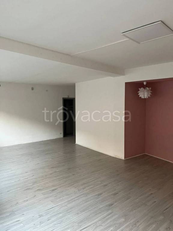 negozio in affitto a Varese in zona Centro Città