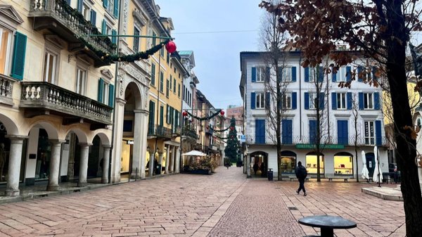 negozio in affitto a Varese in zona Centro Città