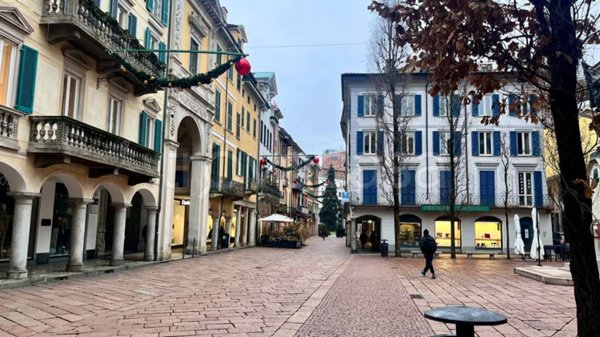 negozio in affitto a Varese in zona Centro Città