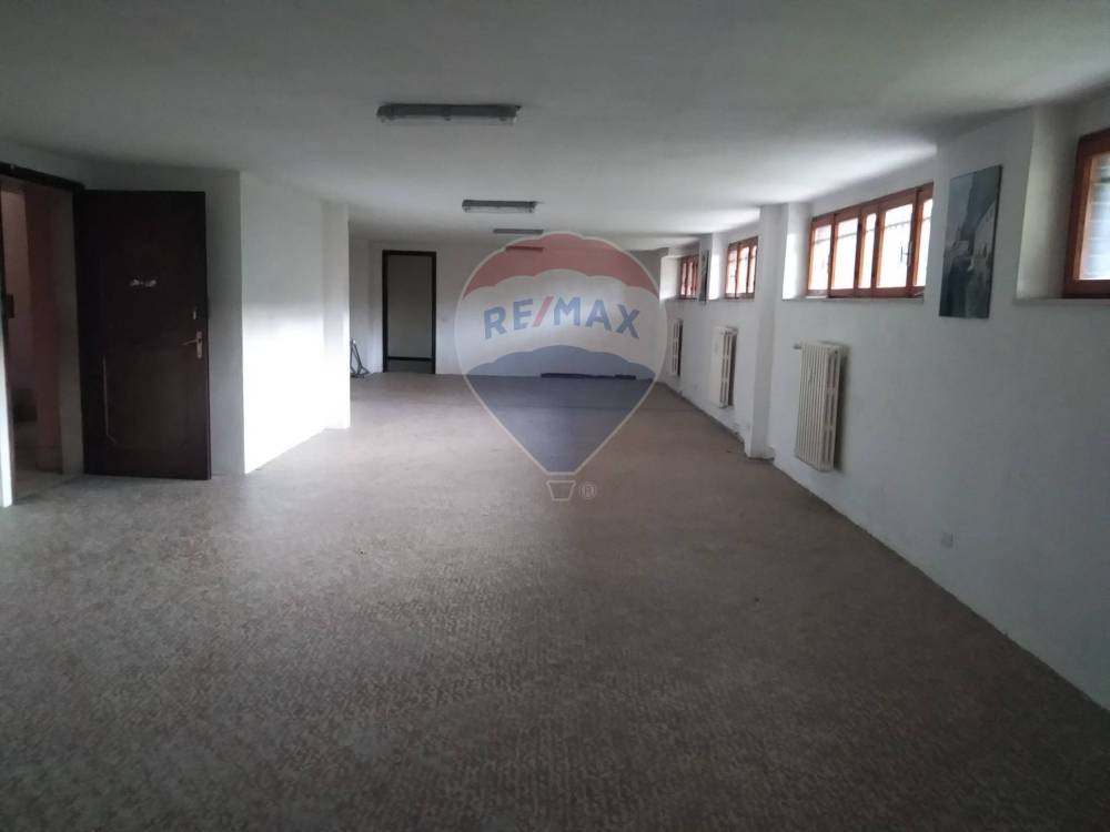 negozio in affitto a Varese in zona Casbeno