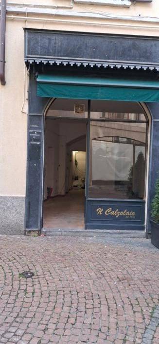 negozio in affitto a Varese in zona Centro Città