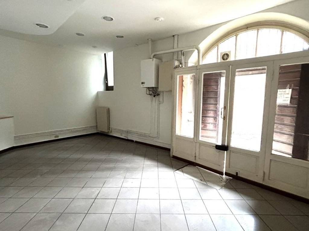 negozio in affitto a Varese in zona Sant'Ambrogio