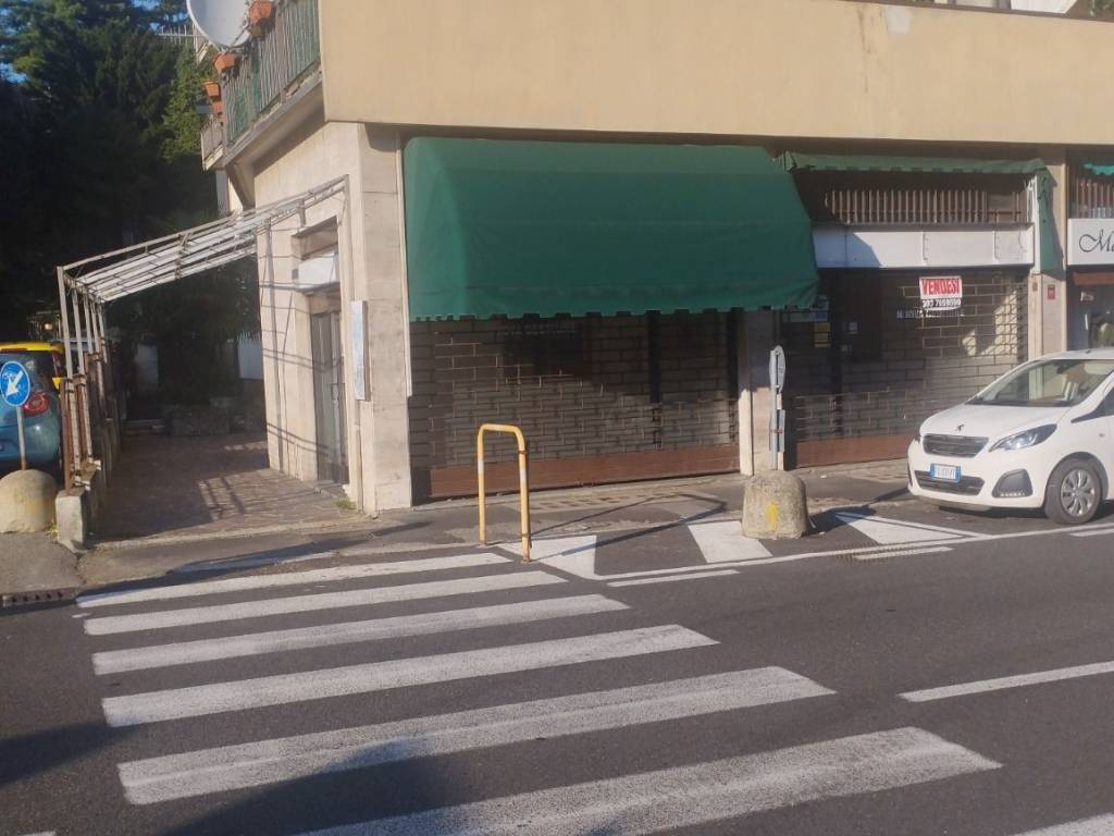 negozio in affitto a Varese in zona Brunella