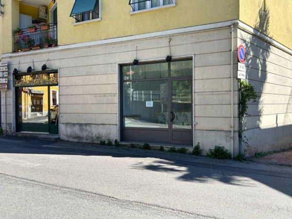 negozio in affitto a Varese in zona Casbeno