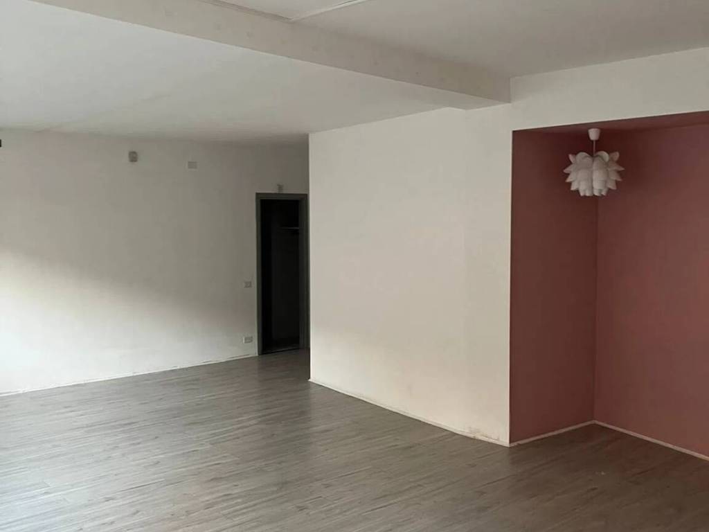 negozio in affitto a Varese in zona Biumo
