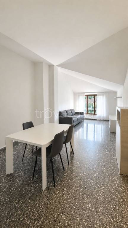 appartamento in affitto a Varese in zona Viale Aguggiari