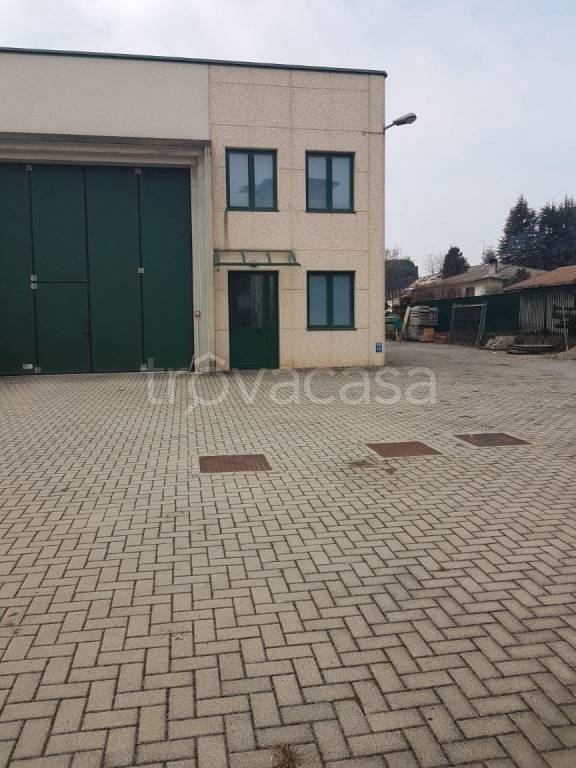 locale commerciale in affitto a Venegono Inferiore