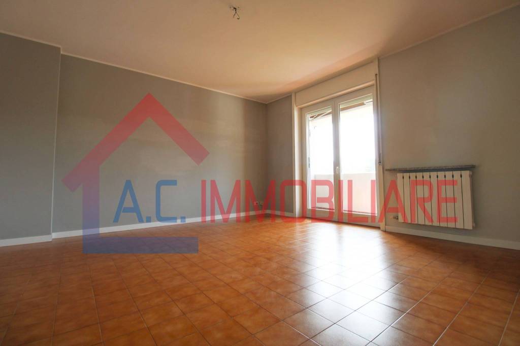 appartamento in affitto a Vergiate in zona Cimbro