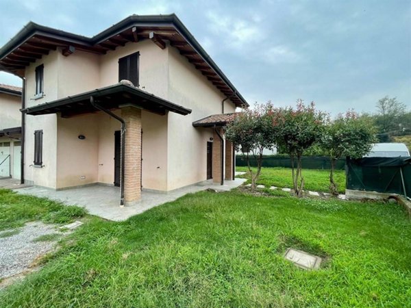 casa indipendente in affitto a Vergiate in zona Cimbro