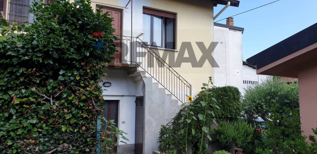 appartamento in affitto a Vergiate in zona Sesona