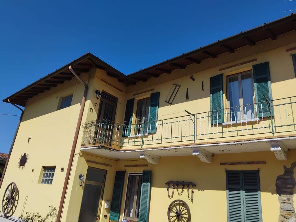 appartamento in affitto a Vergiate in zona Cimbro