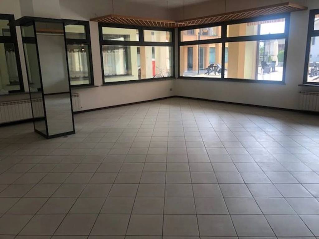 negozio in affitto a Maccagno con Pino e Veddasca in zona Maccagno