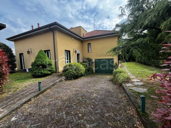 casa indipendente in affitto ad Albavilla