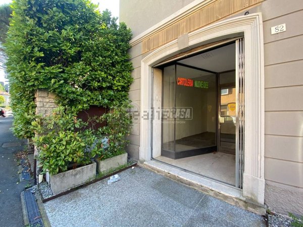 negozio in affitto ad Albese con Cassano