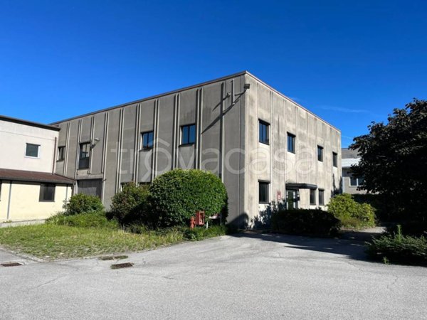 locale commerciale in affitto ad Albese con Cassano in zona Cassano