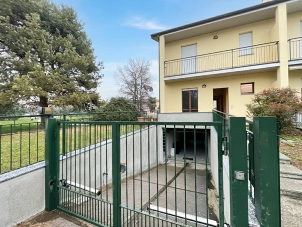 casa indipendente in affitto ad Alzate Brianza
