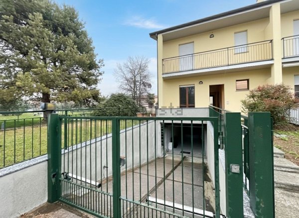 casa indipendente in affitto ad Alzate Brianza