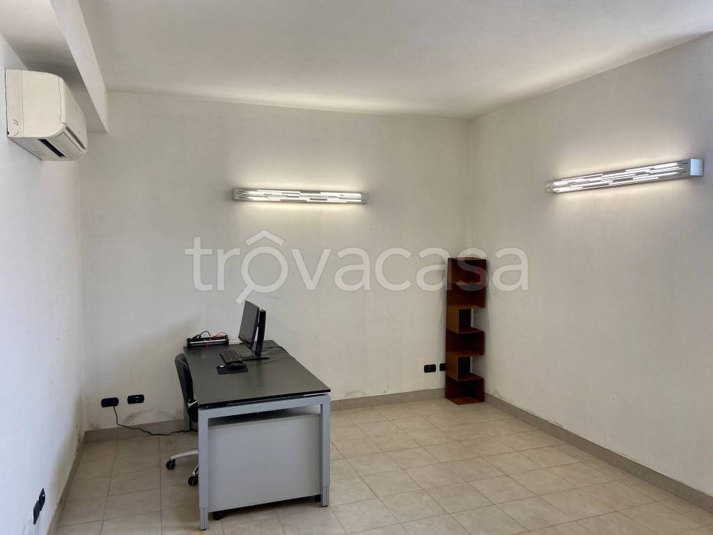 locale commerciale in affitto ad Appiano Gentile
