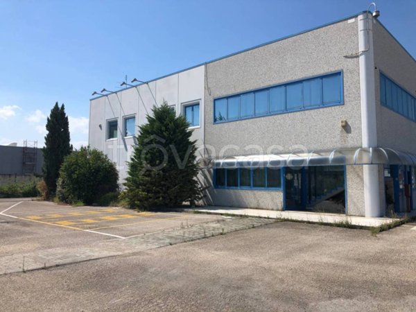 locale commerciale in affitto a Bregnano