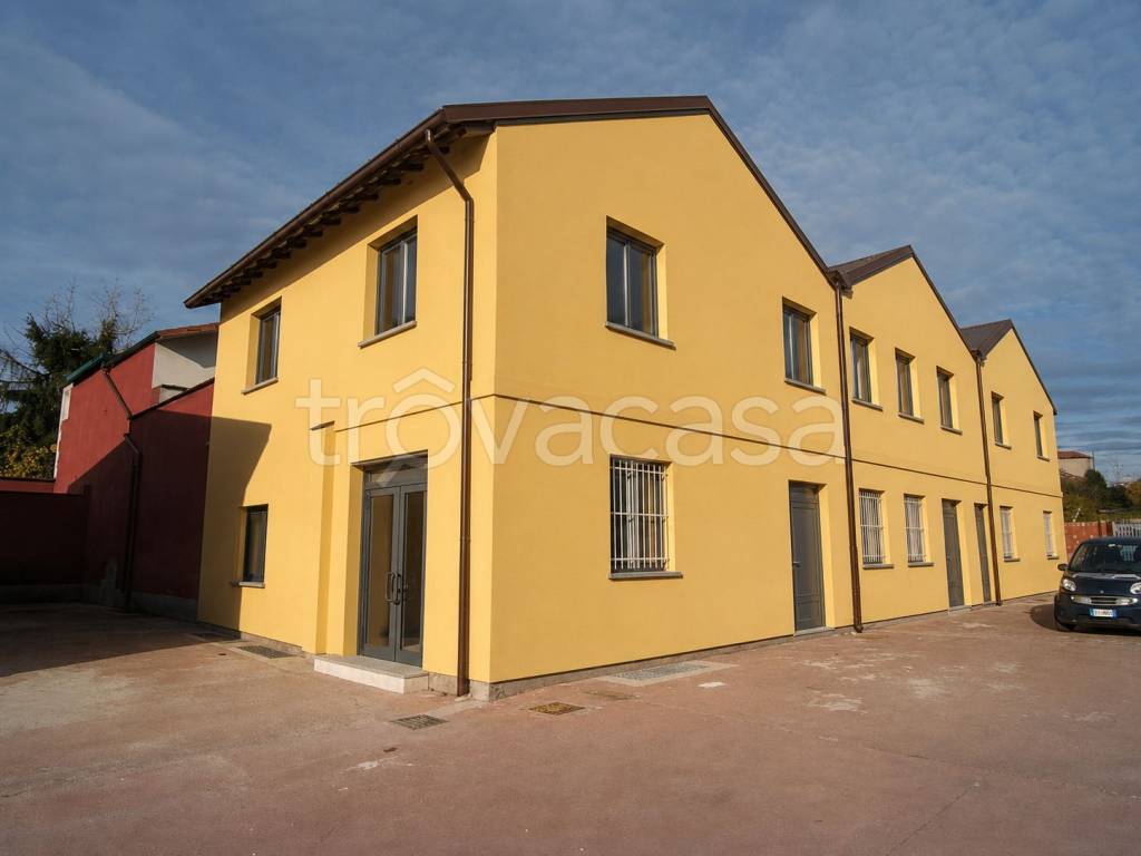 appartamento in affitto a Bregnano