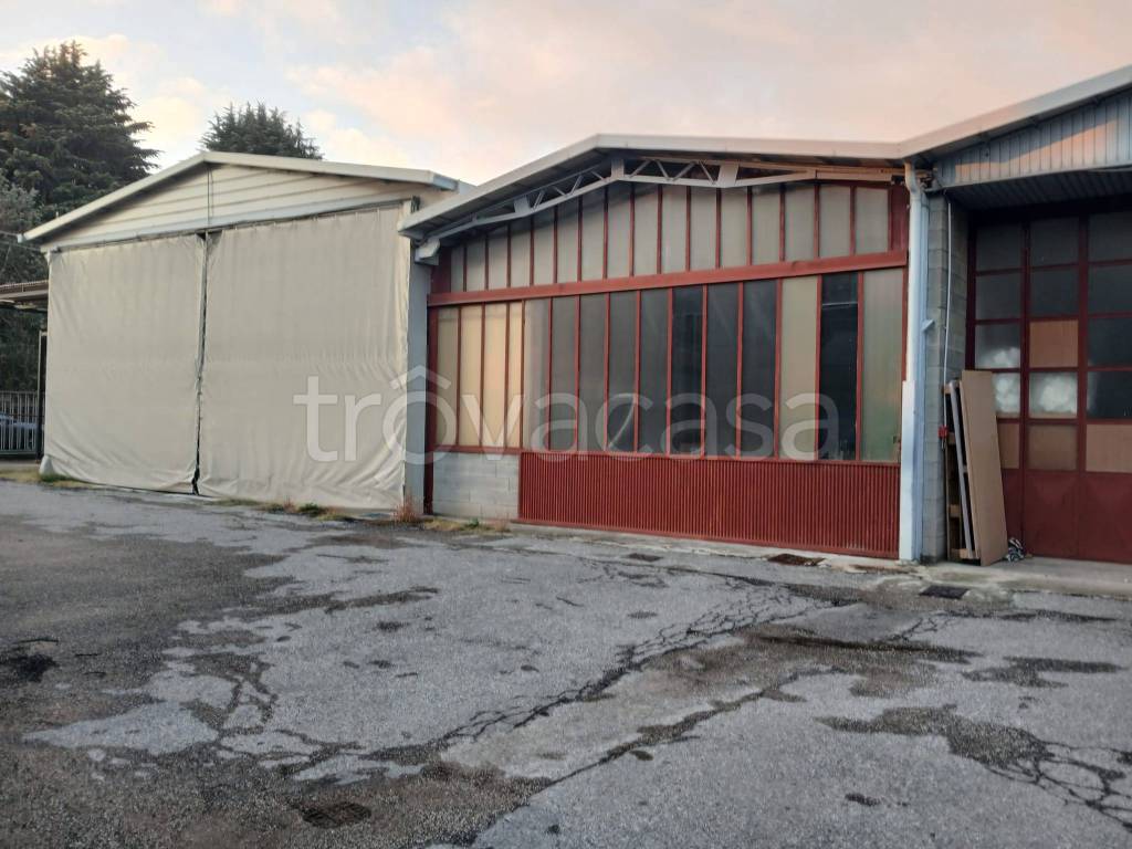 locale commerciale in affitto a Cabiate