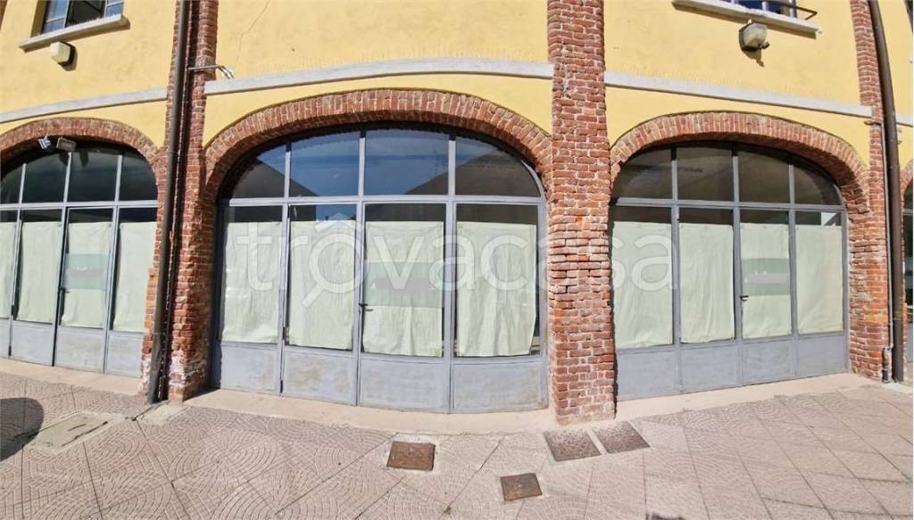 locale commerciale in affitto a Cantù