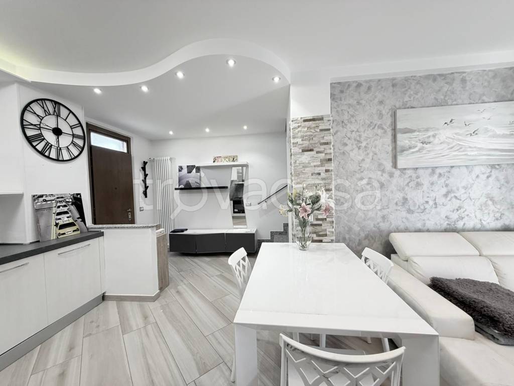 casa indipendente in affitto a Cantù