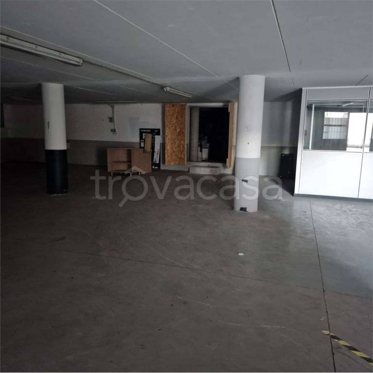 locale commerciale in affitto a Cantù