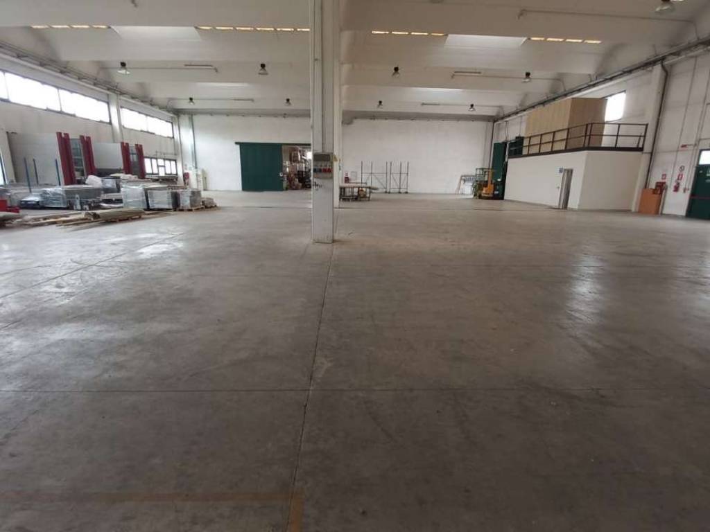 locale commerciale in affitto a Cantù