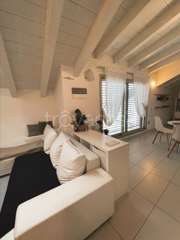 appartamento in affitto a Capiago Intimiano