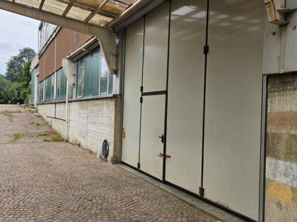 locale commerciale in affitto a Carugo