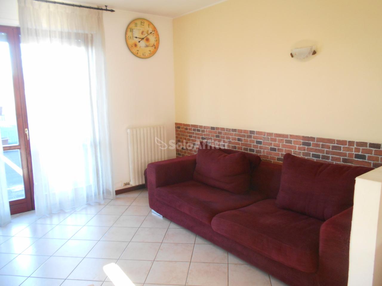 appartamento in affitto a Carugo