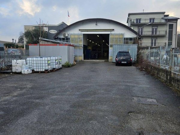 locale commerciale in affitto a Carugo