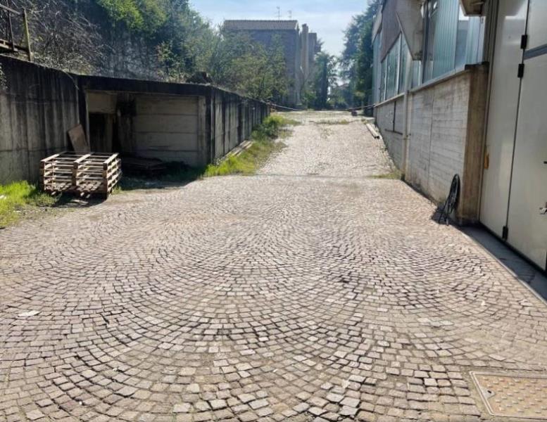 locale commerciale in affitto a Carugo