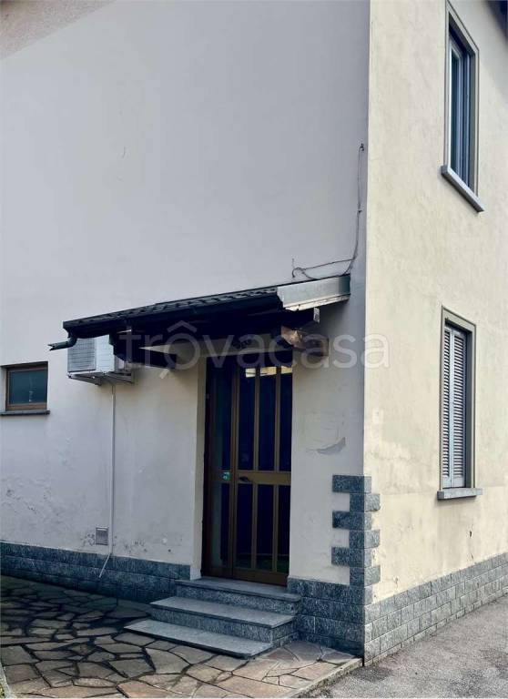 appartamento in affitto a Carugo