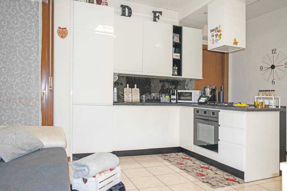 appartamento in affitto a Carugo
