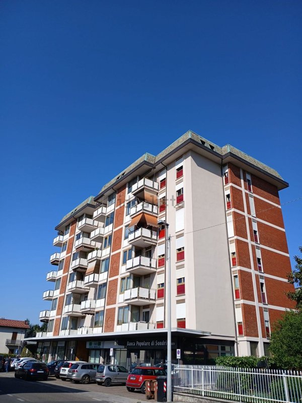 appartamento in affitto a Carugo