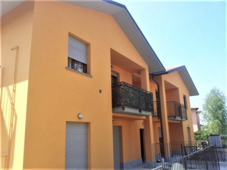 appartamento in affitto a Carugo