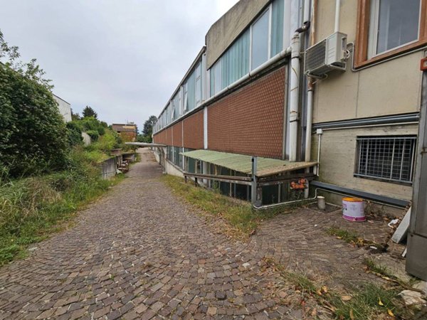 locale commerciale in affitto a Carugo