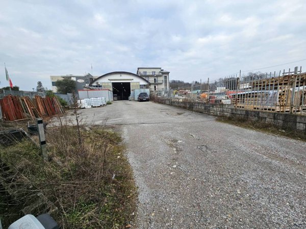 locale commerciale in affitto a Carugo