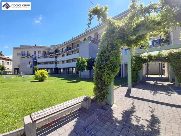 appartamento in affitto a Carugo