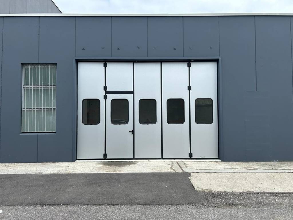 locale commerciale in affitto a Carugo