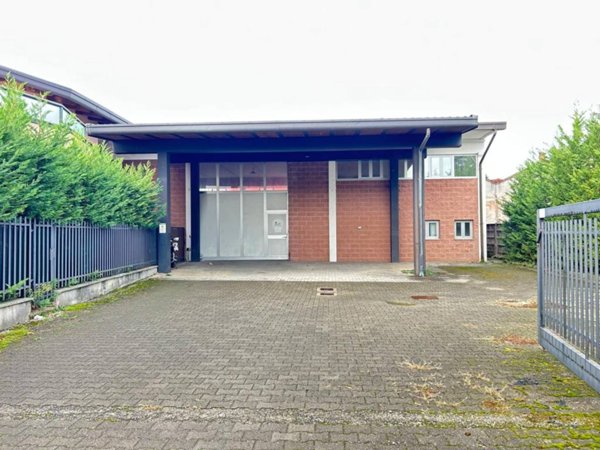 locale commerciale in affitto a Carugo